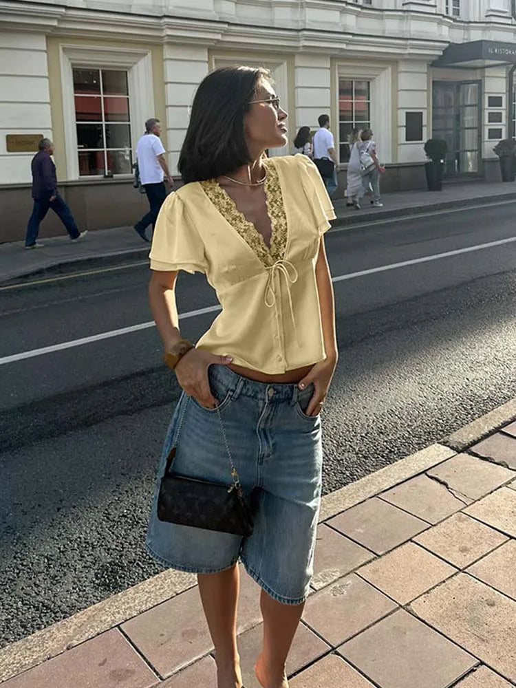 Clara/Blusa Satinada con Detalles de Encaje