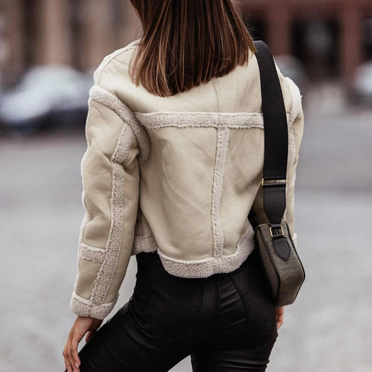 Alba/ Chaqueta de Piel Sintética con Detalles de Borrego