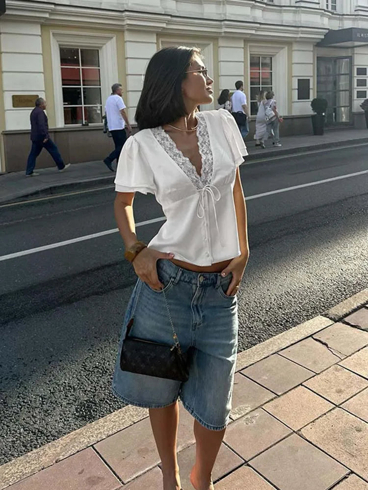 Clara/Blusa Satinada con Detalles de Encaje