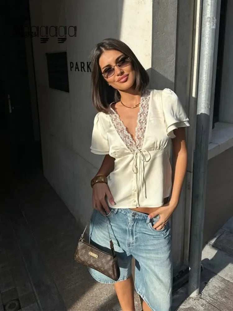 Clara/Blusa Satinada con Detalles de Encaje