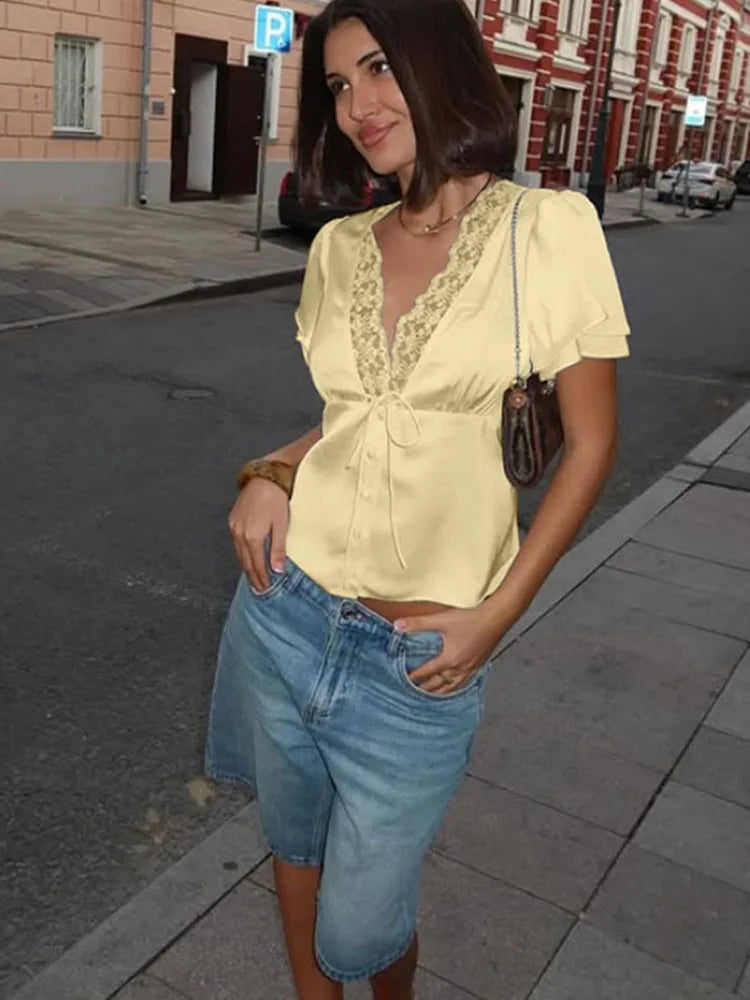 Clara/Blusa Satinada con Detalles de Encaje